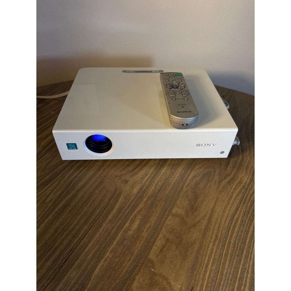Sony VPL-CS5 LCD Projector Silver White SVGA Portable W/ OEM Remote & Power Cord